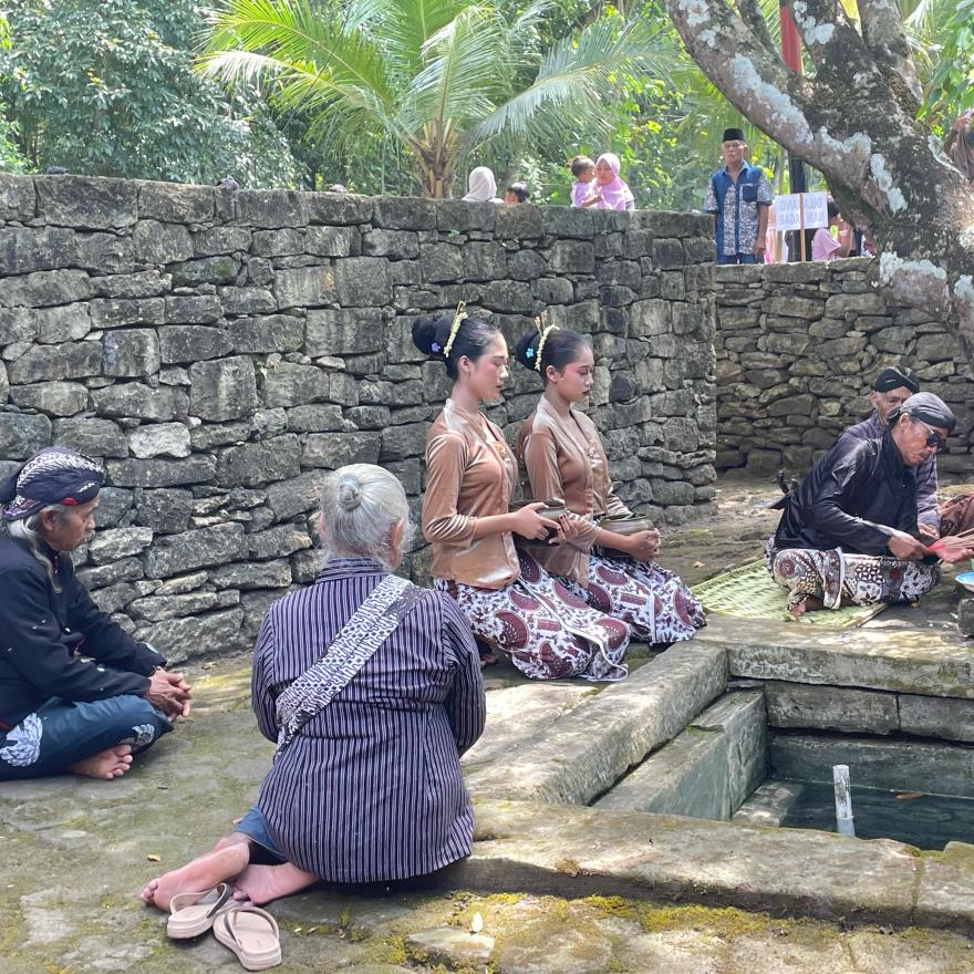 ANTUSIASME MASYARAKAT MENYAKSIKAN KIRAB BUDAYA BERSIH DESA DAN LUWARAN TARUBAN TAHUN 2025